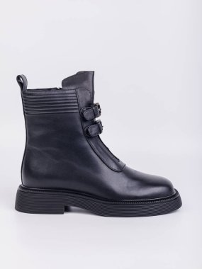 Ayakkabı koleksiyonunuzu şık siyah parıltılı çizmelerle yükseltin. Bu çizmeler zarif kayış detaylarını içerir. Bu da onları gece ya da gündüz her durum için mükemmelleştirir.