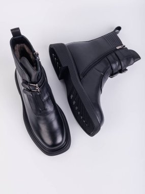 Şık siyah ayak bileği çizmelerinle tarzını hiç zorlanmadan yükselt. Bu, modaya uygun ve modaya uygun bir görünüm için özgün bir kaplama ve şık bir toka sunar.