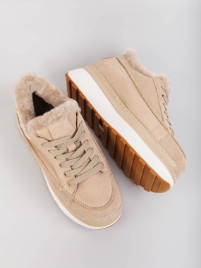 En son moda ten rengi spor ayakkabıları keşfedin. Pürüzsüz ve rahat bir iç mekan, dayanıklı taban tabanı ile birlikte onları günlük kıyafetler ve günlük giysi kolaylığı için mükemmel hale getiriyor.