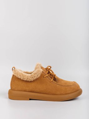 Mükemmel bir stil ve konfor karışımı keşfedin. Bu rahat kahverengi spor ayakkabıları arkadaşlarla rahatça dolaşmak için idealdir.