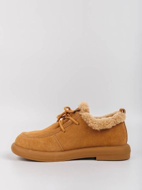 Bu tarz ve konforlu kahverengi kürk dantelli ayakkabılarla şımarın, günlük giysiler ve günlük geziler için idealdir, size benzersiz bir konfor ve destek sunar.