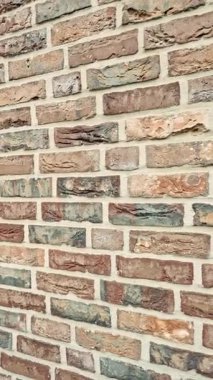 Çift dikişli tuğla duvar. Evi dekoratif tuğlalarla bitiriyorum. Evdeki tuğla cephesi. Modern duvar dekorasyonu..