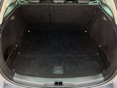 Bu geniş araba bagajı pırıl pırıl ve temiz bir iç mekan ile tasarlandı. Bavullarınız ve çeşitli seyahat ihtiyaçlarınız için mükemmel bir konaklama yeri. Çok kolay ve verimli.