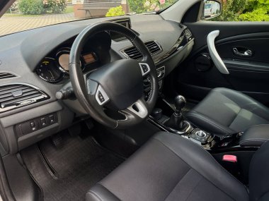 Modern bir arabanın şık bir gösterge paneli, lüks koltukları ve gelişmiş sürüş deneyimi için gelişmiş kontrolleri olan zarif tasarımını keşfedin.