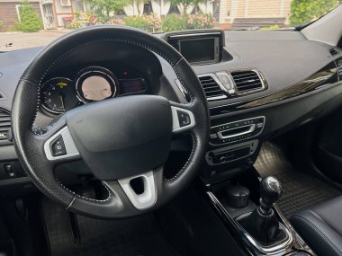 Gelişmiş bir sürüş deneyimi için spor bir direksiyon, gelişmiş kontrol paneli ve ergonomik vites vardiyası içeren gösterişli ve çağdaş bir iç mekan keşfedin.