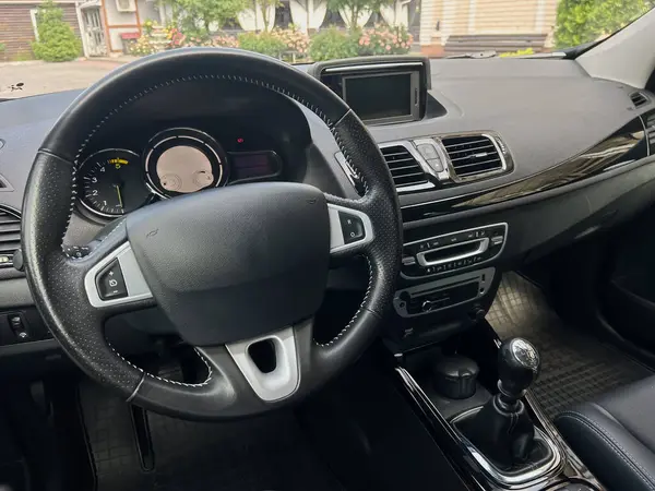 Gelişmiş bir sürüş deneyimi için spor bir direksiyon, gelişmiş kontrol paneli ve ergonomik vites vardiyası içeren gösterişli ve çağdaş bir iç mekan keşfedin.