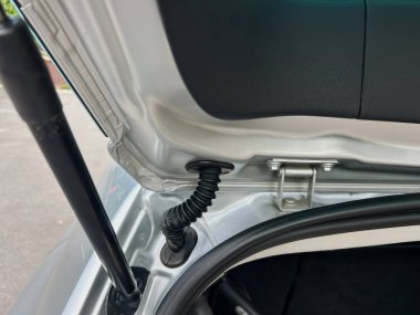 Bu detaylı görünüm, karmaşık kablolama ve destekleyici destekleyici destekleme bir araba bagaj kapağı, gelişmiş mekanik ve otomotiv mühendisliği tasarımı vurgulanıyor