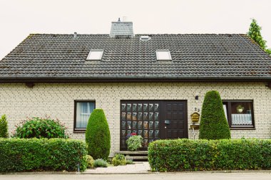 Güzel görünümlü, bakımlı, çitlerle süslenmiş ve aile hayatı ve huzurlu inzivalar için mükemmel bir hoş geldin girişi olan büyüleyici bir mesken..