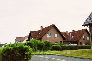 Canlı yeşil bir muhitteki geleneksel evlerin büyüleyici manzarası, güzel bir mimari ve iyi korunmuş bir çevreyi gözler önüne seriyor.