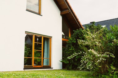 Bu göz kamaştırıcı çağdaş evi keşfedin. Geniş pencereli doğal ışık, yemyeşil alan ve dinlenmek ve gençleşmek için mükemmel olan sakin bir açık alan.