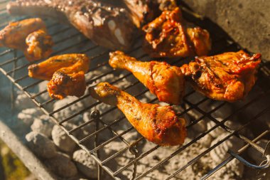 Izgara tavuk budu ve mangal kömürü üzerinde cızırdayan pirzolaların tadını çıkarın. Yaz barbeküleri ve aile ve arkadaşlarla yapılan toplantılar için mükemmeldir.