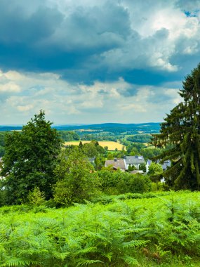 Canlı yeşillik, geniş alanlar ve güzel bir gökyüzü altında yuvarlanan tepeler ile çarpıcı bir manzara, doğal projeler ve huzur ortamları için ideal.