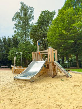 Gelin ve heyecan verici bir slayt ve çeşitli tırmanma alanlarının yer aldığı bu ahşap oyun bahçesini keşfedin. Hepsi de yemyeşil çimlerle dolu sakin bir açık havaya yerleşmiş.