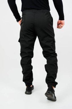 Bu moda siyah kargo pantolonlarını keşfedin, konfor ve tarz için tasarlanmış. Sıradan geziler için mükemmel, bu pantolon işlevselliği çağdaş bir görünüş ile birleştiriyor..