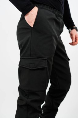Gündelik geziler için modaya uygun siyah kargo pantolonları keşfedin, birden fazla cepleri ve rahat bir uyumu olsun. Gardırobunuz için asla kaçırmak istemeyeceğiniz şık bir kıyafet.