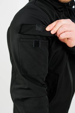 Pürüzsüz tasarımı ve pratik cırt cırtlı kol cebi olan şık siyah bir ceket keşfedin. Aktif yaşam tarzları ve açık hava maceraları için ideal.