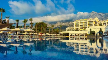 Bu güzel sahil beldesinde sükunetin tadını çıkar. Sakin havuz alanı muhteşem dağlarla muhteşem bir mimariye sahip, rahatlatıcı bir kaçış için mükemmel.