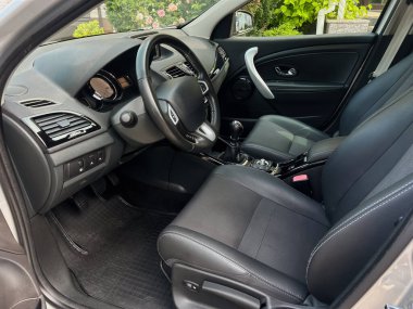 Lüks deri koltukları olan sofistike bir iç mekan deneyin ve bir sonraki heyecan verici sürüş için konfor ve tarz sağlayan zarif tasarlanmış bir gösterge paneli