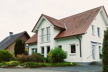 Bu güzel modern ev zarif bir tasarıma ve manzaralı bir peyzaja sahip. Aile yaşamı ve rahatlama için huzurlu bir ortam yaratıyor ve burayı mükemmel bir geri çekilme yeri haline getiriyor.