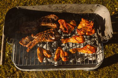 Ağız sulandıran ızgarada sulu tavuk kanatları, lezzetli but çubukları ve kömür ızgarasında cızırdayan yumuşak kaburgaların yer aldığı bir ızgara. Yaz toplantıları için mükemmel..