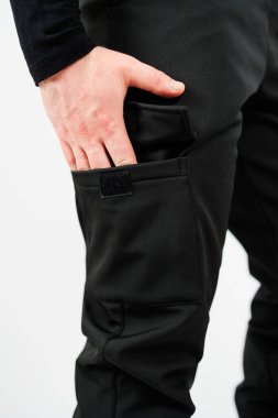 Kullanışlı bir yan cebi olan şık siyah pantolon, telefon ya da cüzdan gibi temel şeyleri tutmak için idealdir, aynı zamanda rahat ve rahat bir hareket sağlar.