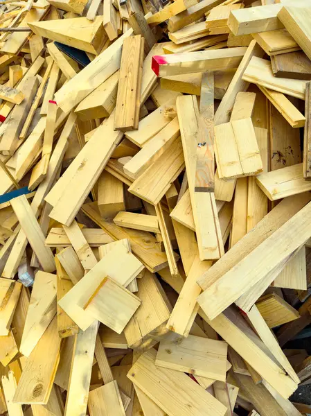 Bu kaotik ahşap ve çeşitli kalas karışımı her türlü DIY projesi için idealdir. En doğal haliyle işlenmemiş kerestenin eşsiz cazibesini ve güzelliğini sergiler.