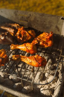 Izgara tavuk budu barbeküde nefis bir şekilde cızırdıyor. Yaz toplantıları ve açık hava ziyafetleri için mükemmel bir yemek yapıyorlar.