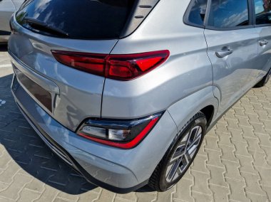 Bu şık gümüş SUV 'yi modern tasarım, zarif arka ışıklar ve konfor ve lüks arayışında olan araba meraklıları ve aileler için parlak bir dış görünüş ile keşfedin.