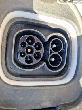 Bu, etkili ve hızlı EV şarj eden özel pimleri gösteren Tip 2 konnektör bağlantı portunun kapsamlı bir incelemesidir.