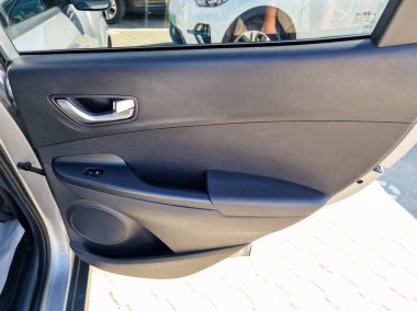 Modern tasarımı, konforlu tutuşu ve daha üstün bir sürüş deneyimi için entegre ses hoparlörü sunan bir araba kapısının şık iç yüzüne ayrıntılı bir bakış..