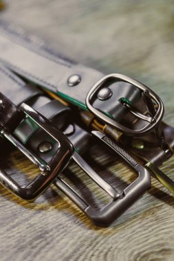 Bu, çok çeşitli stillerde sergilenen çeşitli deri kemer tokaları. Moda tutkunları ve aksesuar tasarımcıları için özellikle idealdir.