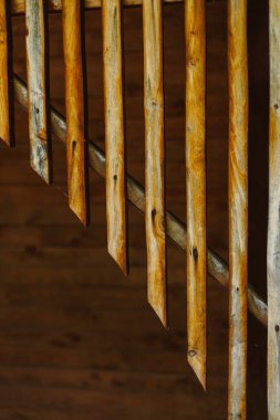 Paslı metal çubukların yakın çekimi, zengin dokuları ve zıt renkleri kırsal bir ortamda göstererek, eski malzemelerin güzelliğini gözler önüne sererek, çarpıcı çizgiler ve gölgeler oluşturur.