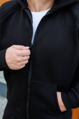 Bu şık siyah kapüşonlunun fermuarı ve rahat bir başlığı var. Günlük kıyafet ve açık hava aktiviteleri için mükemmel bir yer.