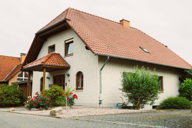 Eşsiz mimarisi, karmaşık detayları ve genel çekiciliğini ve cazibesini arttıran verimli peyzajı ile tanınan bu güzel geleneksel Alman evini keşfedin.