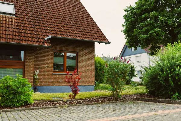 Bu tuğla evde büyüleyici bir çatı, canlı bir peyzaj ve huzurlu bir ortam var. Huzurlu bir mahallede yaşayan aile için mükemmel. Herkes bayılacak.