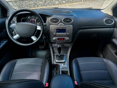 Modern bir iç mekan keşfetmek şık bir gösterge paneli tasarımı, lüks oturma seçenekleri, ve keskinlik teknolojisi, olağanüstü bir sürüş deneyimi sağlar