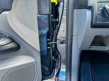 Bu, modern araç iç tasarımında karmaşık mekanik ve kaliteli materyalleri vurgulayarak, bir araç kapısı menteşesi ve hava durumu mührünün ayrıntılı bir görüntüsünü sunar.