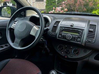 Bu kompakt araba, temel bilgilere, ergonomik direksiyona ve sezgisel kontrollere sahip, araba tutkunları ve ulaşım temaları için ideal fonksiyonel bir gösterge paneline sahiptir.