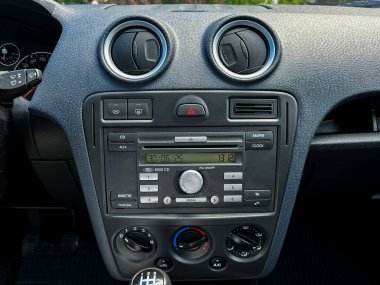 Modern araç gösterge panelleri gelişmiş ses sistemleri ve kullanıcı dostu iklim kontrolleri ile tasarlanmış olup, sürücünün konforunu ve konforunu yolda iken önemli ölçüde artırmaktadır.