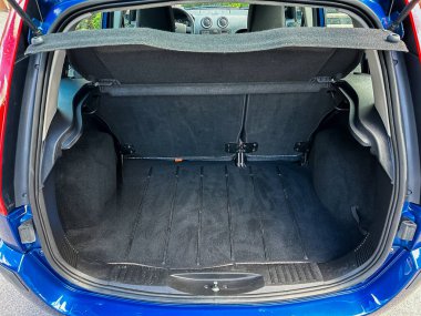 Son derece işlevsel bir düzenle şık bir tasarımı birleştiren geniş bir bagaj alanı keşfedin. Seyahat ve ayak işleri sırasında depolama gereksinimleriniz için mükemmel bir şekilde uygun.