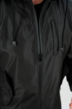 Bu şık siyah rüzgarlık ceketi keşfedin, açık hava aktiviteleri veya günlük kıyafetler için idealdir. Her havada olağanüstü konfor, tarz ve korumayı birleştirir.