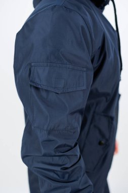 Bu donanma ceketinde, günlük geziler, açık hava maceraları ve serin hava koşullarında katmanlar için mükemmel, konfor ve tarz sağlayan çok yönlü ve pratik bir tasarım sergileniyor.