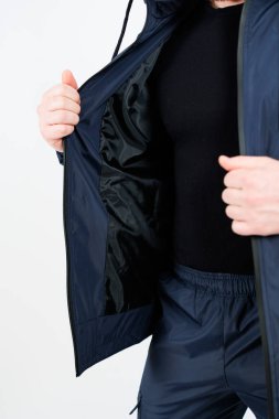 Bu modaya uygun lacivert ceketi giymenin şık yollarını keşfedin, açık hava aktiviteleri için pürüzsüz astar içerir, arkadaşlarınızla gündelik gezilerinizde şık kalmanızı sağlar.