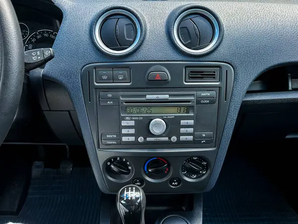 Modern ve gösterişli bir gösterge paneli, araba kullanırken maksimum konfor ve konforu sağlamak için özenle tasarlanmış bir dizi ses kontrolü ve iklim ayarlarını sergiler.