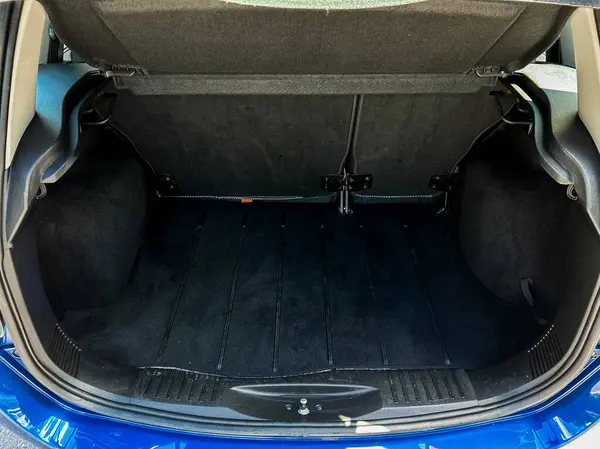 Çok yönlü depolama ve organizasyon ihtiyaçları için mükemmel şık ve parlak bir koyu renk kumaş tasarımı sergileyen bu hatchback bagajın geniş ve geniş iç kısımlarını keşfedin