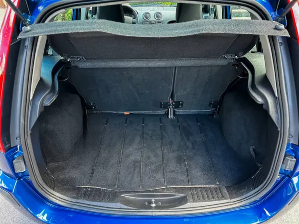 Son derece işlevsel bir düzenle şık bir tasarımı birleştiren geniş bir bagaj alanı keşfedin. Seyahat ve ayak işleri sırasında depolama gereksinimleriniz için mükemmel bir şekilde uygun.
