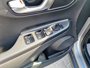 Araba kapıları kontrol panelinde kullanıcı dostu pencere anahtarları ve ayna ayarlama düğmeleri, modern otomotiv tasarımı ve işlevselliğindeki gelişmeleri vurguluyor