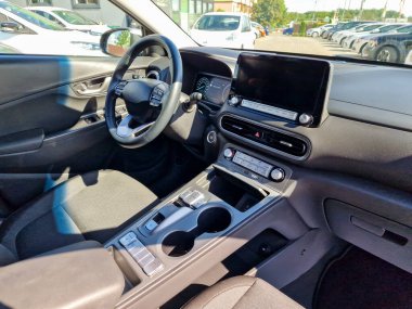 Gelişmiş teknoloji, ergonomik tasarım ve fevkalade bir sürüş deneyimi için premium bitiş içeren modern bir arabanın zarif ve sofistike içini keşfedin..