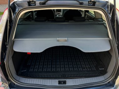 Bagaj geniş ve düzenli, içinde gizlenme için geri çekilebilir bir kargo örtüsü ve kolay temizlik ve bagaj zemininin korunması için desenli kauçuk paspas bulunuyor.