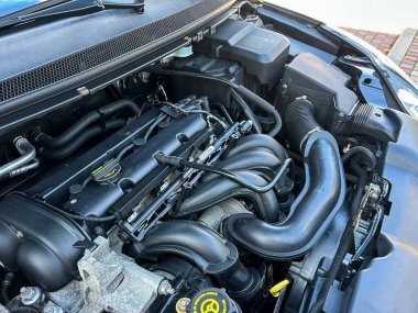 Günümüz otomotiv tasarımı ve teknolojisindeki karmaşıklığı ve üstün mühendislik mükemmelliğini vurgulayan modern bir motorun karmaşık parçalarını keşfedin.